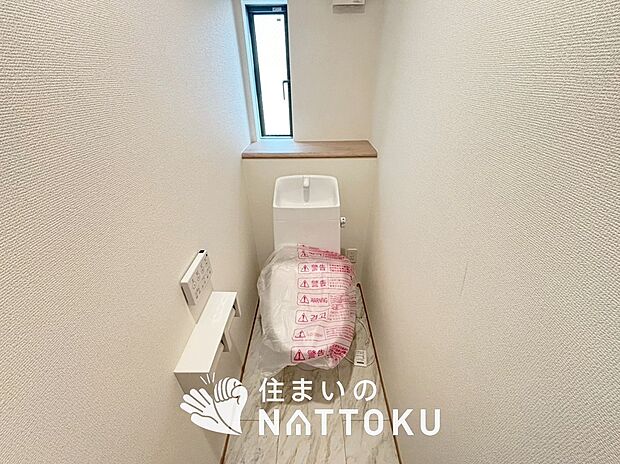 【トイレ】汚れてもサッとひと拭きでお手入れ簡単、エコ仕様の温水洗浄便座付きのトイレです。
バリアフリーにも配慮しています。