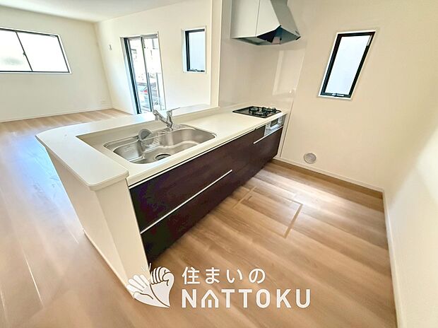 【現地写真(キッチン)】収納たっぷりのシステムキッチン、浄水器付水栓を標準装備しています。