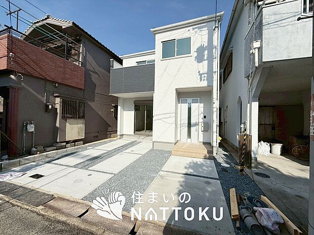 【現地写真(外観)】軽くて火災に強い屋根材を採用し、地震時の建物への負担や揺れを軽減しています。