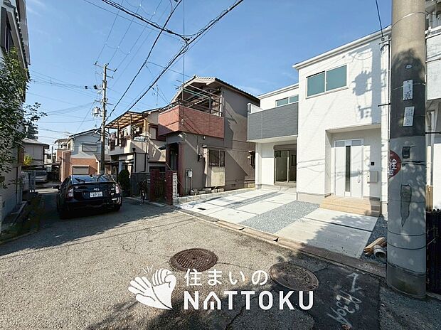 【現地写真(前道含む外観)】断熱性、気密性を高める工夫で一年中ずっと心地よく暮らせる、高気密・高断熱です。