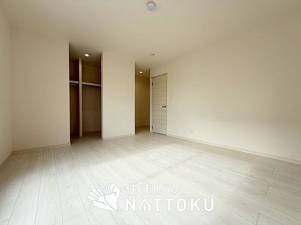 【現地写真(寝室)】木目の美しさを際立たせるシンプルデザインの建具を使用しています。