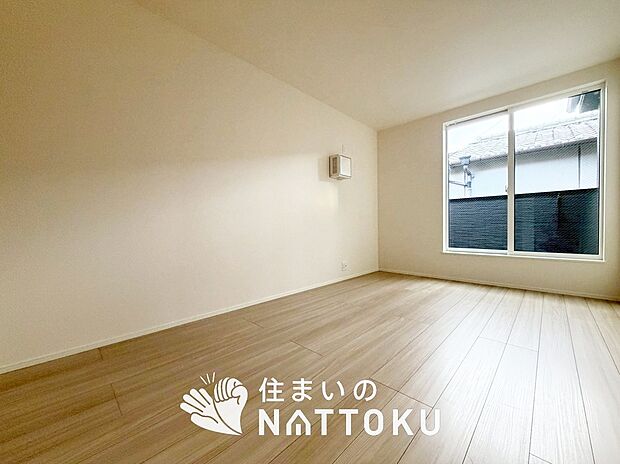 【現地写真(寝室)】木目の美しさを際立たせるシンプルデザインの建具を使用しています。