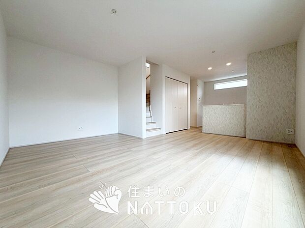 【現地写真(リビング)】フローリング材には、木目、色調など木材特有の風合いがあり、ナチュラルな美しさになっています。