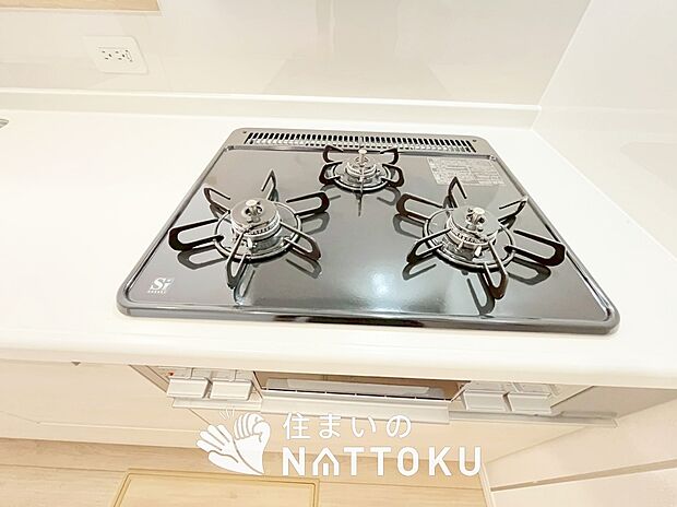 【ビルトインコンロ】フラットな構造で清掃性が高く、過熱防止センサー付3口タイプで日頃の家事も快適です。