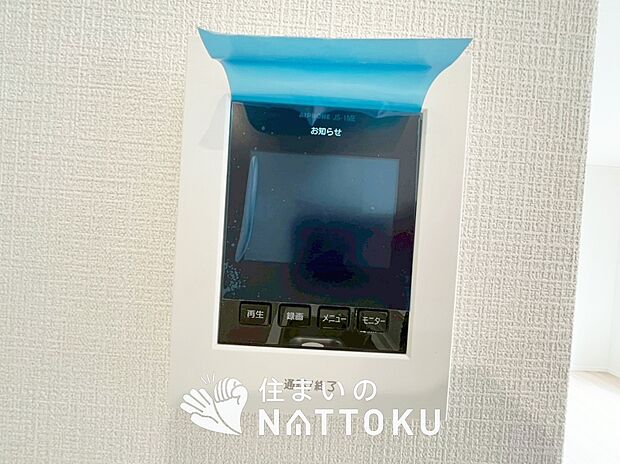 【TVモニター付インターホン】手放し通話ができ、送話表示灯で送話・受話状態が確認できます。
映像と音声で玄関先の様子をチェックできるモニター機能や、夜間の訪問者の顔も確認できるLEDライトを装備しています。