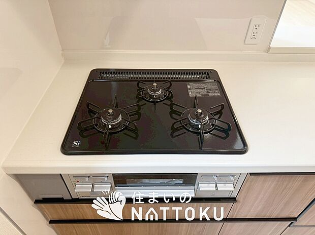 【ビルトインコンロ】フラットな構造で清掃性が高く、過熱防止センサー付3口タイプで日頃の家事も快適です。