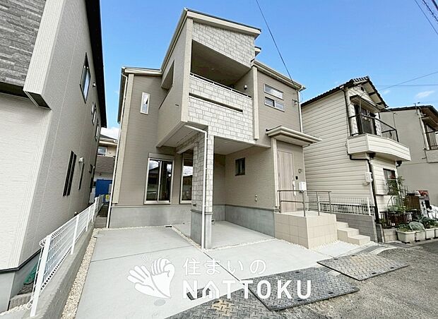 【現地写真(外観)【7号地】】軽くて火災に強い屋根材を採用し、地震時の建物への負担や揺れを軽減しています。