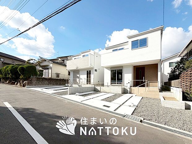 【現地写真（前道含む外観）】断熱性、気密性を高める工夫で一年中ずっと心地よく暮らせる、高気密・高断熱です。