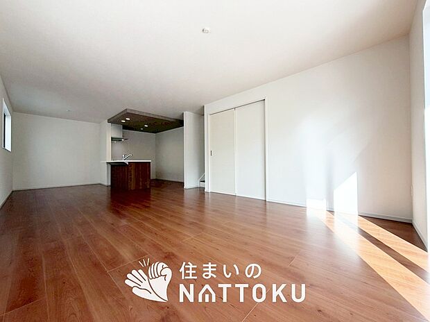 【現地写真(リビング)】フローリング材には、木目、色調など木材特有の風合いがあり、ナチュラルな美しさになっています。