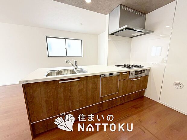 【現地写真(キッチン)】収納たっぷりのシステムキッチン、浄水器付水栓を標準装備しています。