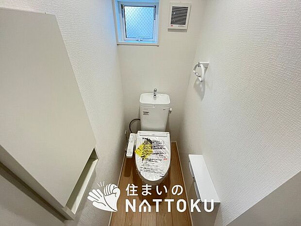 【トイレ】汚れてもサッとひと拭きでお手入れ簡単、エコ仕様の温水洗浄便座付きのトイレです。
バリアフリーにも配慮しています。
