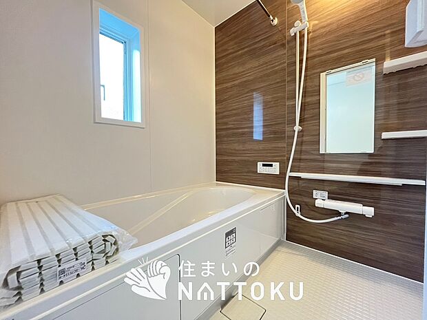 【現地写真(浴室)】浴室暖房乾燥機付き。1坪タイプで広々です。