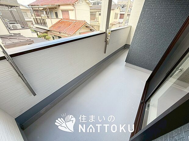 【バルコニー】奥行きが広く、洗濯物をゆったりと干せる十分な広さで、家族の洗濯も捗ります。