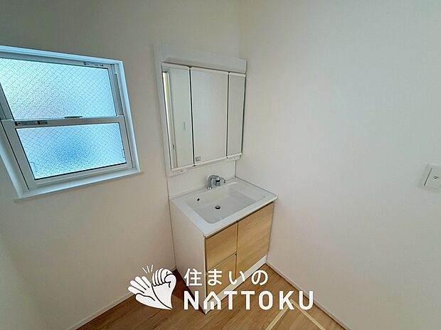 【洗面台・洗面所】奥行きが広く、洗濯物をゆったりと干せる十分な広さで、家族の洗濯も捗ります。