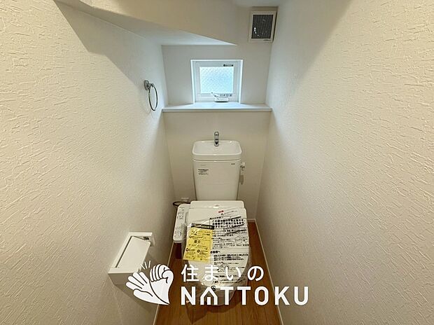 【トイレ】汚れてもサッとひと拭きでお手入れ簡単、エコ仕様の温水洗浄便座付きのトイレです。
バリアフリーにも配慮しています。