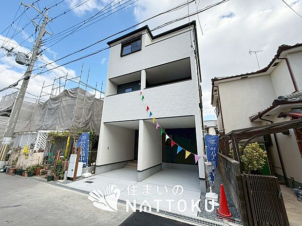 【現地写真(外観)】軽くて火災に強い屋根材を採用し、地震時の建物への負担や揺れを軽減しています。