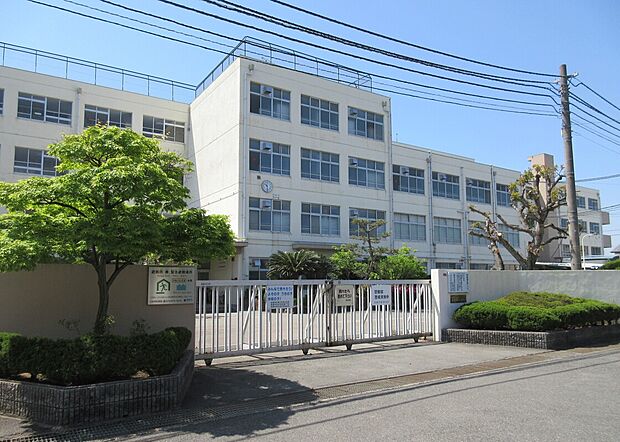 高槻市立五百住小学校(約651m)