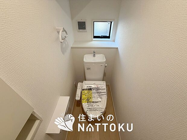 【トイレ】汚れてもサッとひと拭きでお手入れ簡単、エコ仕様の温水洗浄便座付きのトイレです。
バリアフリーにも配慮しています。