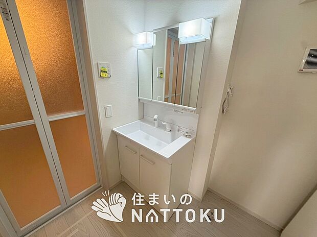 【洗面台・洗面所】鏡の両サイドは、必要なものを取出しやすく、大きな鏡面で朝の準備も快適。
使いやすいリフトアップ機能付きのシングルレバーシャワー水栓付です。
