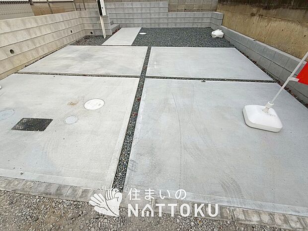 【現地写真（駐車場）】駐車スペースが広く、運転が苦手な方も安心です。