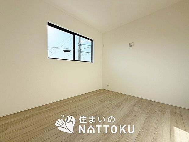 【現地写真(洋室)】木目の美しさを際立たせるシンプルデザインの建具を使用しています。