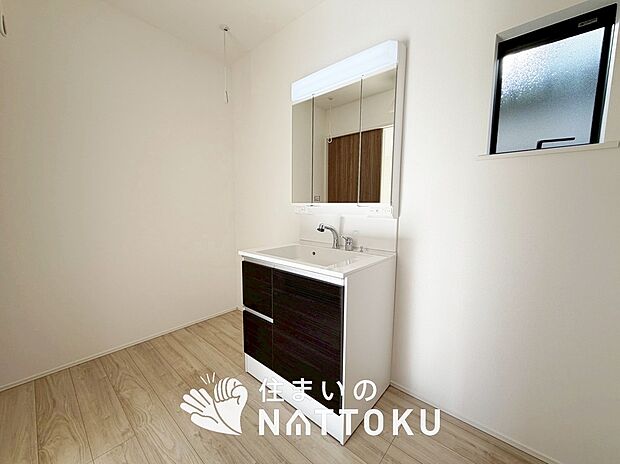 【洗面台・洗面所 】鏡の両サイドは、必要なものを取出しやすく、大きな鏡面で朝の準備も快適。
使いやすいリフトアップ機能付きのシングルレバーシャワー水栓付です。