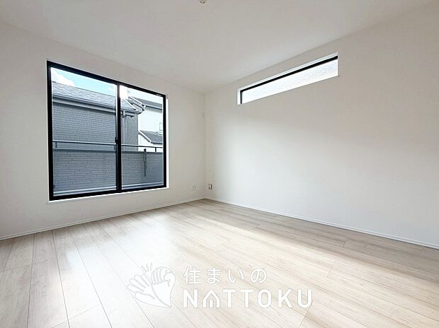 【現地写真(寝室)】木目の美しさを際立たせるシンプルデザインの建具を使用しています。