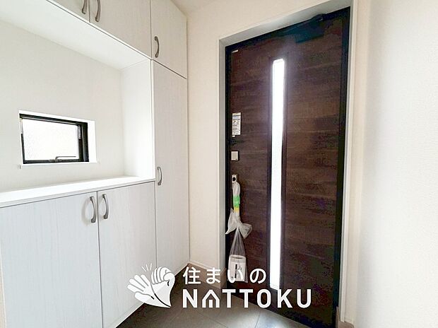 【現地写真(玄関)】玄関には、大型のシューズ収納を設置しています。