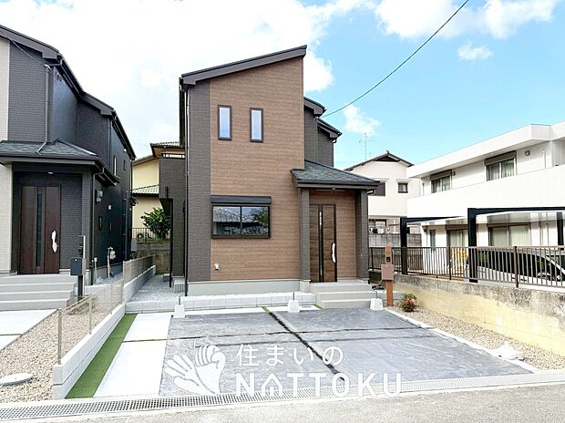 【現地写真(外観)【A号地】】雨で汚れを落とし、耐久性・耐候性に優れた外壁を使用しています。