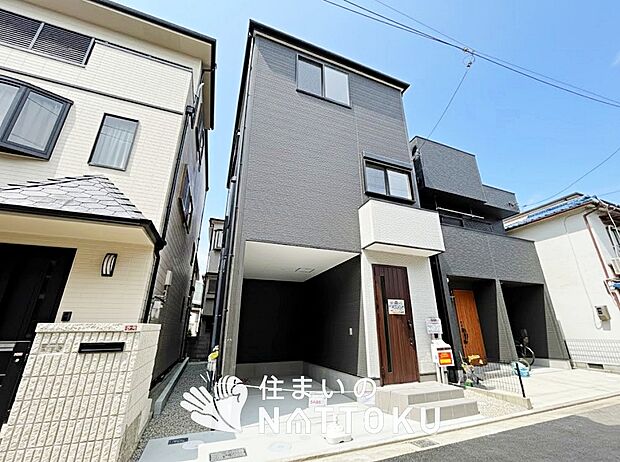 【現地写真(外観)】軽くて火災に強い屋根材を採用し、地震時の建物への負担や揺れを軽減しています。