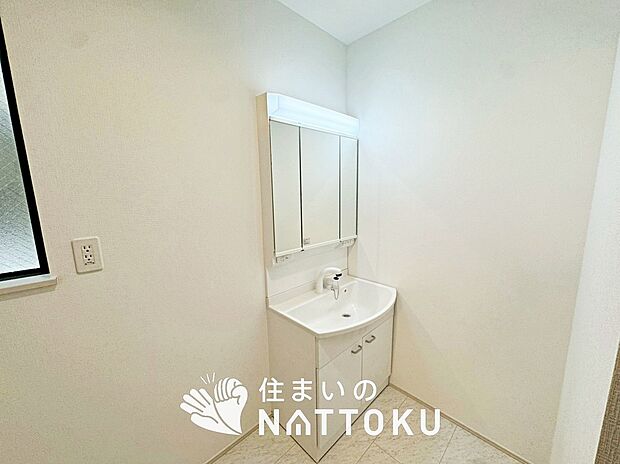 【洗面台・洗面所】鏡の両サイドは、必要なものを取出しやすく、大きな鏡面で朝の準備も快適。
使いやすいリフトアップ機能付きのシングルレバーシャワー水栓付です。