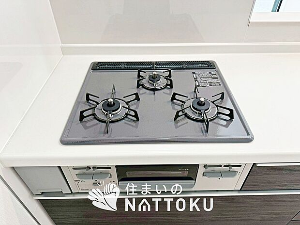 【ビルトインコンロ】フラットな構造で清掃性が高く、過熱防止センサー付３口タイプで日頃の家事も快適です。