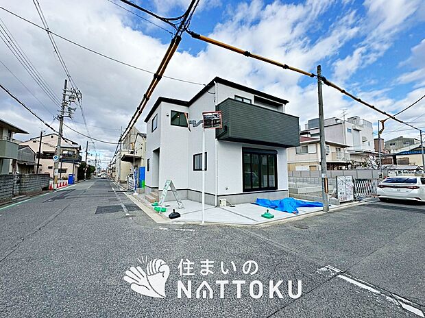 【現地写真(前道含む外観)】断熱性、気密性を高める工夫で一年中ずっと心地よく暮らせる、高気密・高断熱です。