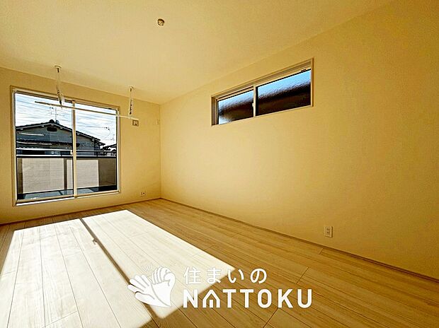 【現地写真(寝室)】木目の美しさを際立たせるシンプルデザインの建具を使用しています。