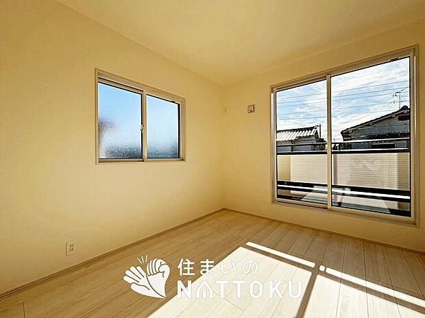 【現地写真(洋室)】木目の美しさを際立たせるシンプルデザインの建具を使用しています。