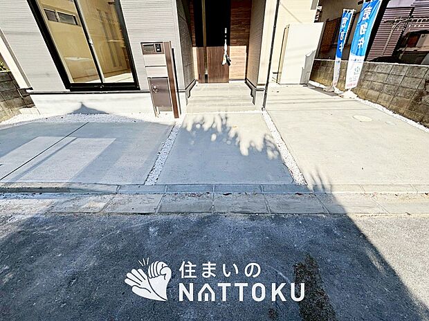 【現地写真(駐車場)】駐車スペースが広く、運転が苦手な方も安心です。