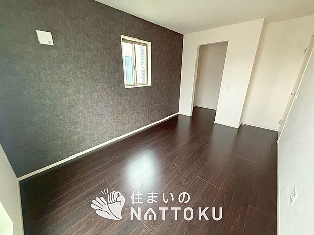 【現地写真(寝室)】木目の美しさを際立たせるシンプルデザインの建具を使用しています。