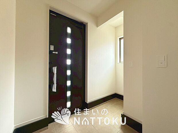 【現地写真(玄関)】玄関には、大型のシューズ収納を設置しています。