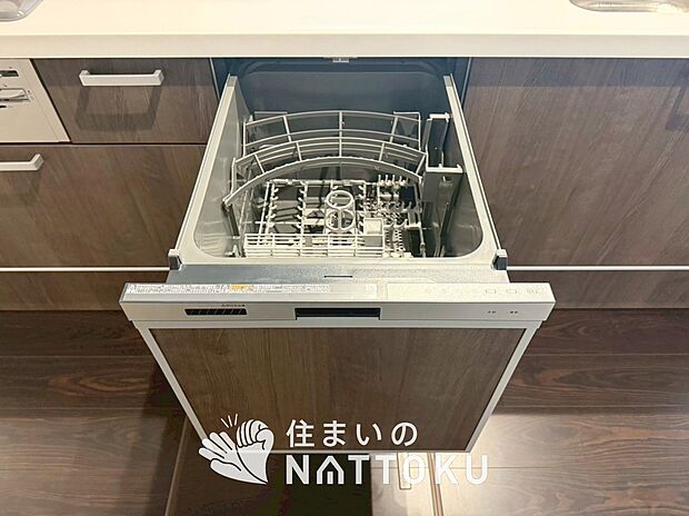 【食器洗い乾燥機】食後の時間にゆとりを与えてくれる食器洗い乾燥機。
操作ボタンも上面にあるので、腰をかがめずに操作ができラクラクです。