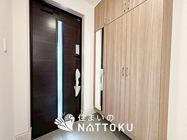 【現地写真(玄関)】玄関には、大型のシューズ収納を設置しています。