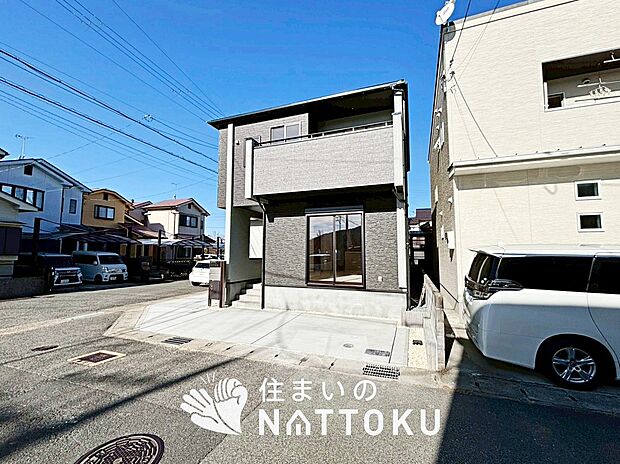 【現地写真(前道含む外観)】健康被害に配慮したもっとも安全性の高い建材を採用し、シックハウス対策をしております。