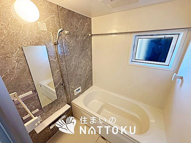 【現地写真（浴室）】浴室暖房乾燥機付き。１坪タイプで広々です。