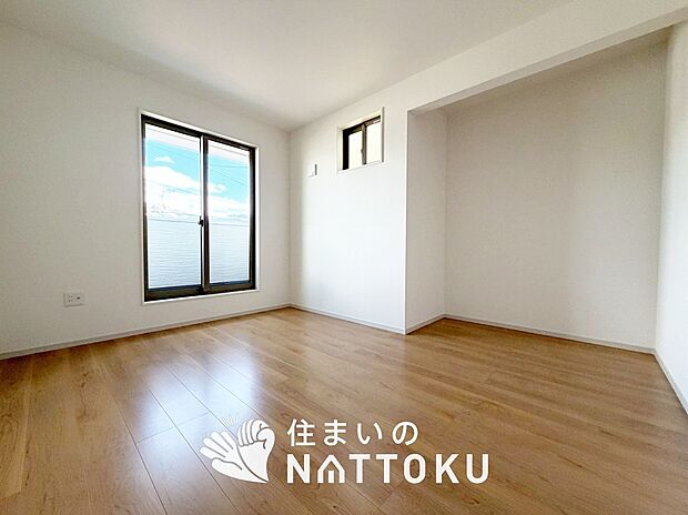 【現地写真(寝室)】木目の美しさを際立たせるシンプルデザインの建具を使用しています。