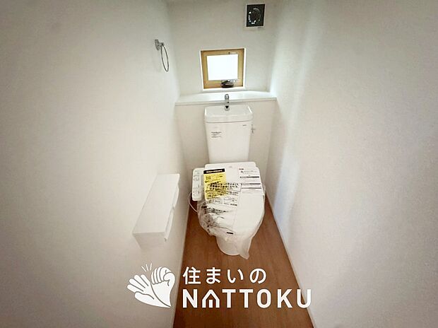 【トイレ】汚れてもサッとひと拭きでお手入れ簡単、エコ仕様の温水洗浄便座付きのトイレです。
バリアフリーにも配慮しています。