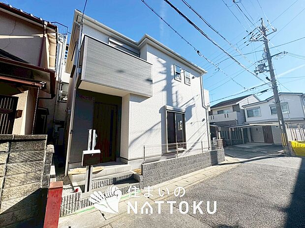 【現地写真（前道含む外観）】高い断熱性能があり、防湿性能の高いフィルム付属で壁内の結露対策をしています。