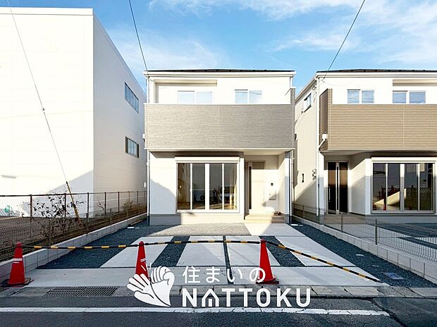 【現地写真（外観）【１号地】】軽くて火災に強い屋根材を採用し、地震時の建物への負担や揺れを軽減しています。