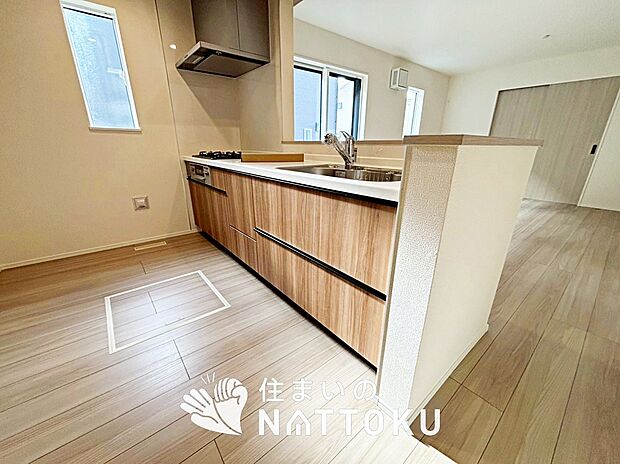 【現地写真（キッチン）】収納たっぷりのシステムキッチン、浄水器付水栓を標準装備しています。