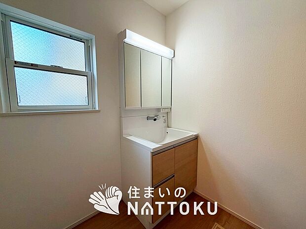 【洗面台・洗面所】鏡の両サイドは、必要なものを取出しやすく、大きな鏡面で朝の準備も快適。
使いやすいリフトアップ機能付きのシングルレバーシャワー水栓付です。