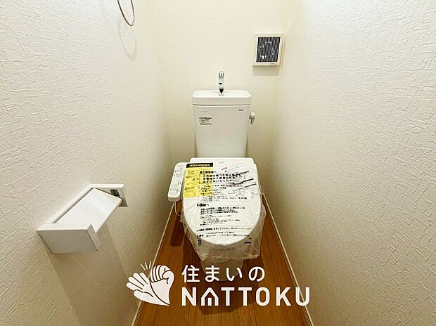 【トイレ】汚れてもサッとひと拭きでお手入れ簡単、エコ仕様の温水洗浄便座付きのトイレです。
バリアフリーにも配慮しています。