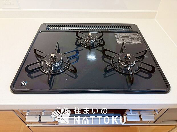 【ビルトインコンロ】フラットな構造で清掃性が高く、過熱防止センサー付３口タイプで日頃の家事も快適です。